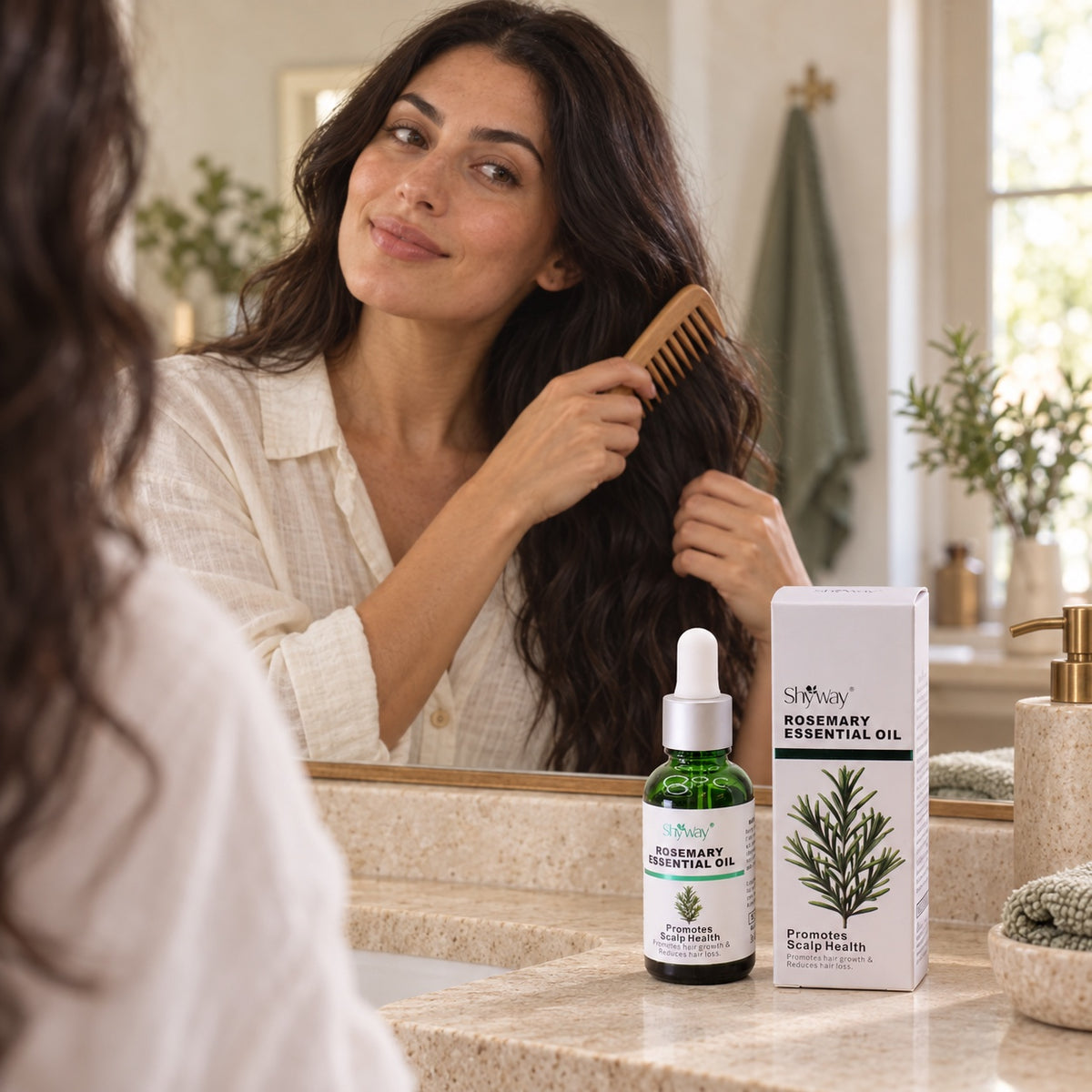 Illustrativ plejescene med SHYWAY Rosemary Essential Oil flaske og karton på en forfængelighed